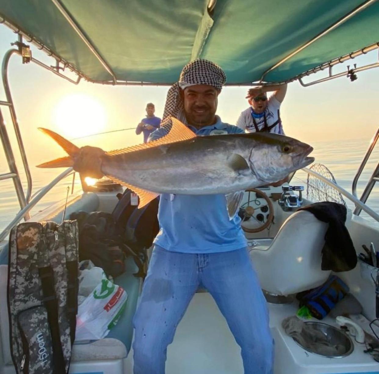 Angler with large tuna at sunrise — Fujairah